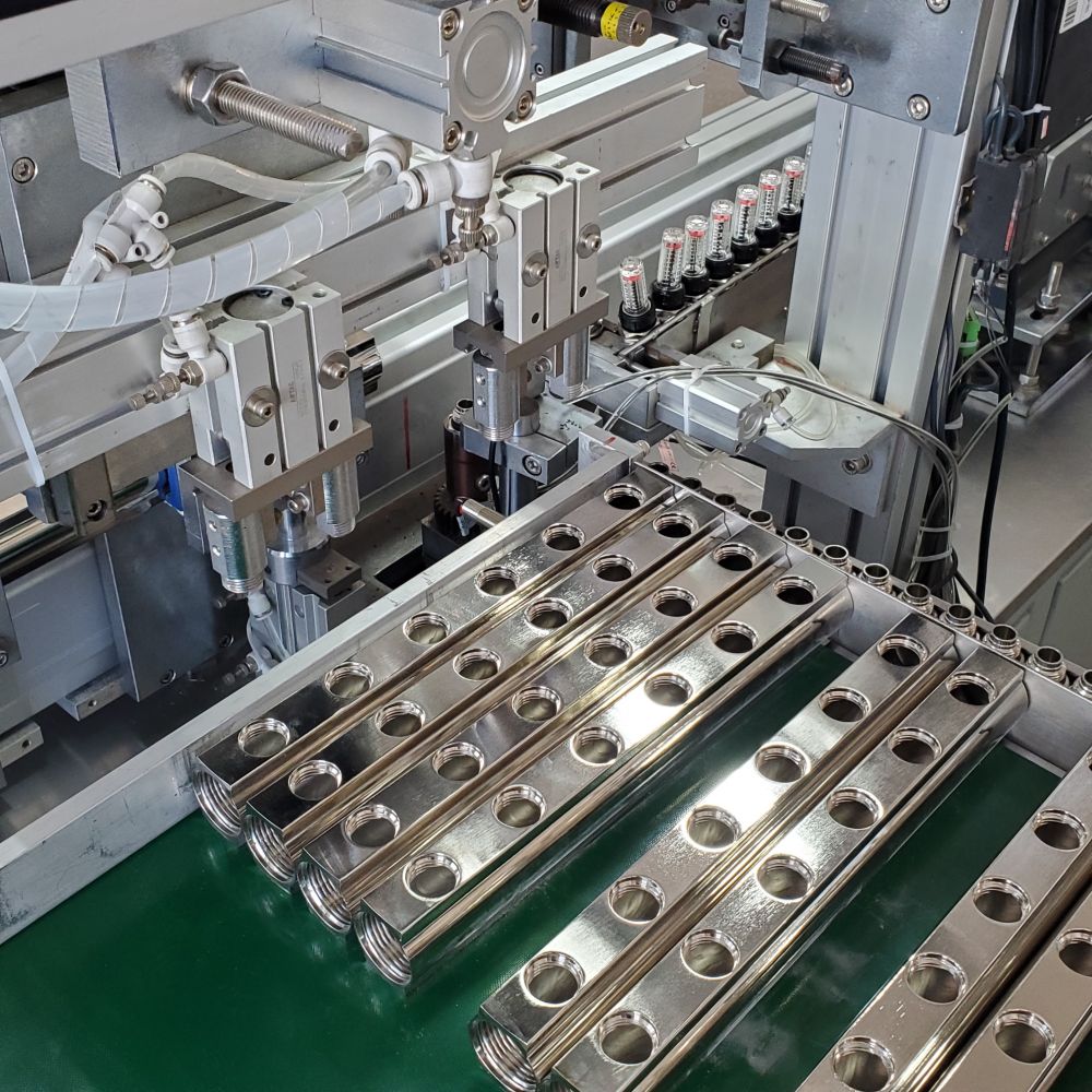 Automatic manifold assembly machine